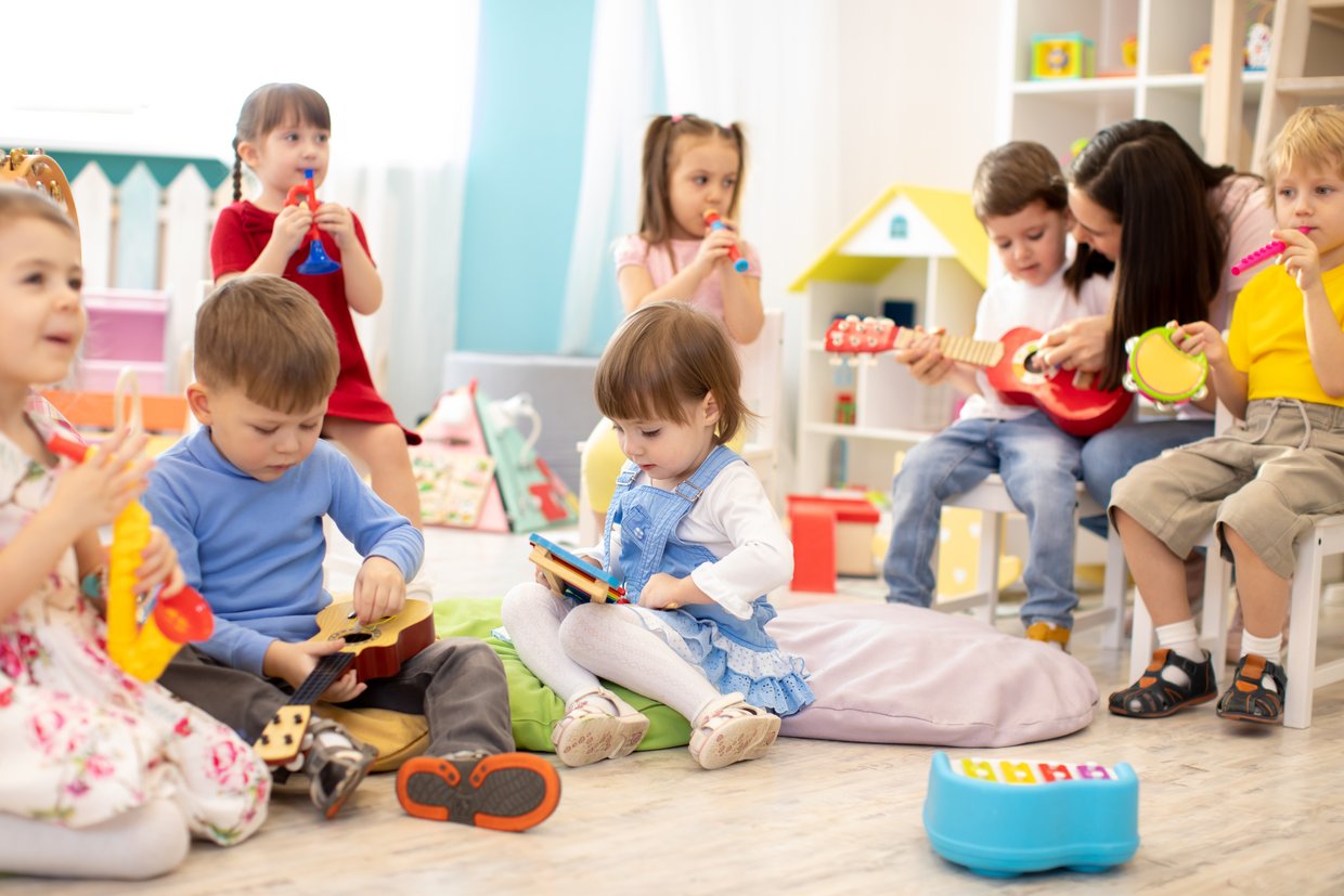 Kinder spielen mit einer Erzieherin Titel Kinder spielen mit einer Erzieherin